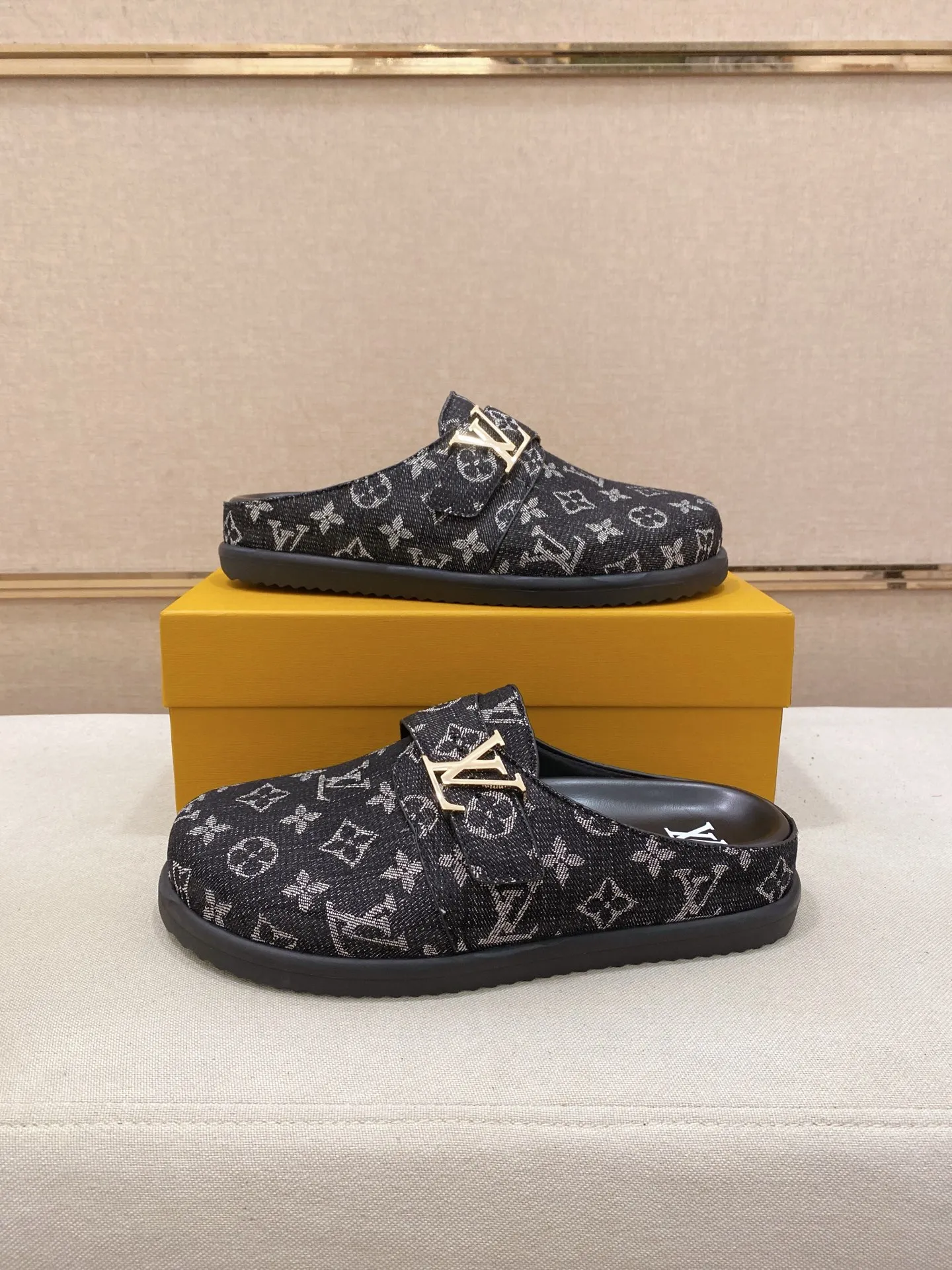 Men's shoes💰: 200💰38-45, LV Easy 2025 new men's casual sandals and slippers, made of suede cow leather, with Monogram pattern to highlight the trendy style. Adjustable straps illuminated with LV letters, while a resilient insole and micro outsole provide lightweight comfort. Made of suede cow leather with embossed Monogram pattern and brand element metal hardware✅Adjustable straps➕Tough insole‼ ️Micro outsole. Comfortable and easy to wear‼ ️